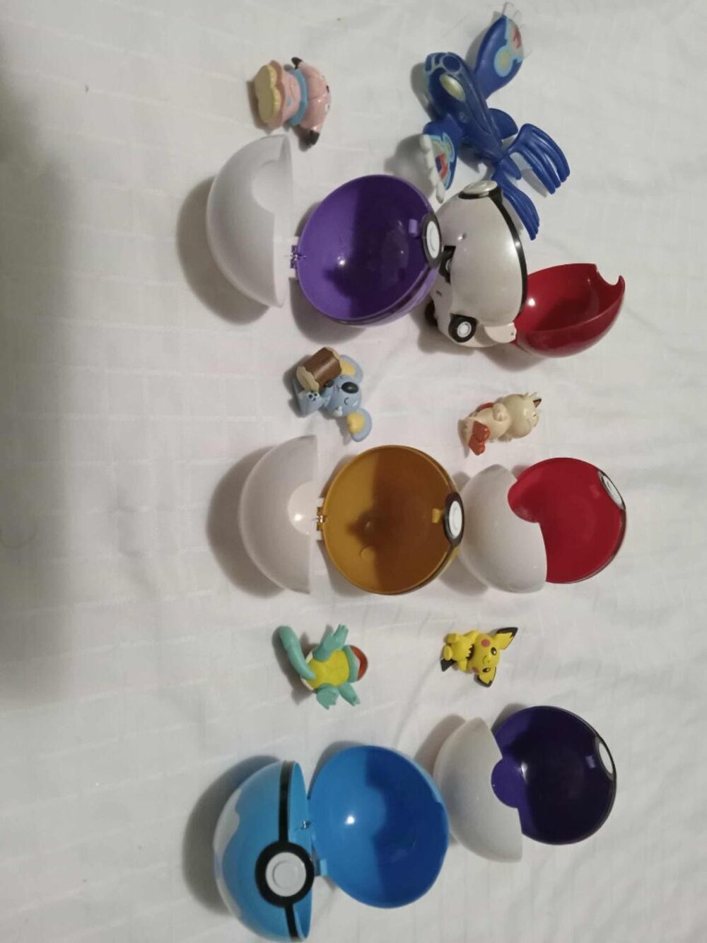 6 Pokemon pokeballs and figurines